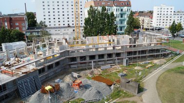 Eingerüsteter Rohbau, Stellen der Wände 2. Obergeschoss | © Jobcenter Bremerhaven