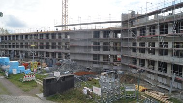 Eingerüsteter Rohbau, Stellen der Wände 3. Obergeschoss | © Jobcenter Bremerhaven