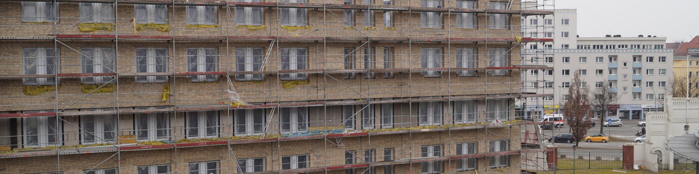 Eingerüsteter Rohbau wird verblendet, alle Fenster sind eingebaut