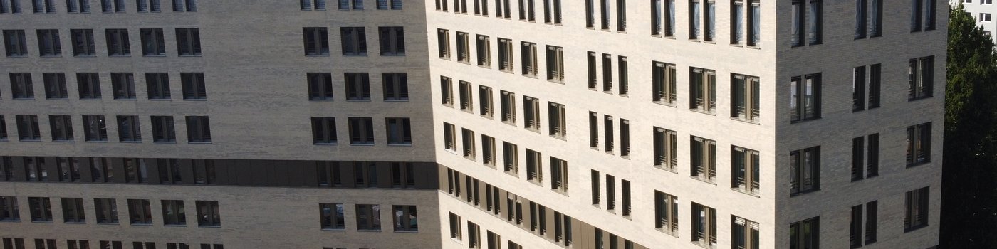 Luftaufnahme des Jobcenters Bremerhaven mit Blick auf den Haupteingang