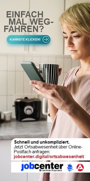 Eine junge Frau steht in der Küche, in der rechten Hand eine Kaffeetasse und mit der linken Hand bedient sie ein Smartphone. Transportiert wird die Botschaft schnell und unkompliziert eine Ortsabwesenheit beantragen zu können, um einfach mal wegzufahren.