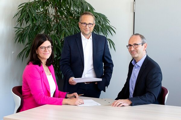 Gruppenfoto, von links nach rechts, Nina von Rittern (Geschäftsführerin), André Dülks (Bereichsleiter), Udo Bartau (Bereichsleiter und stellvertretender Geschäftsführer)